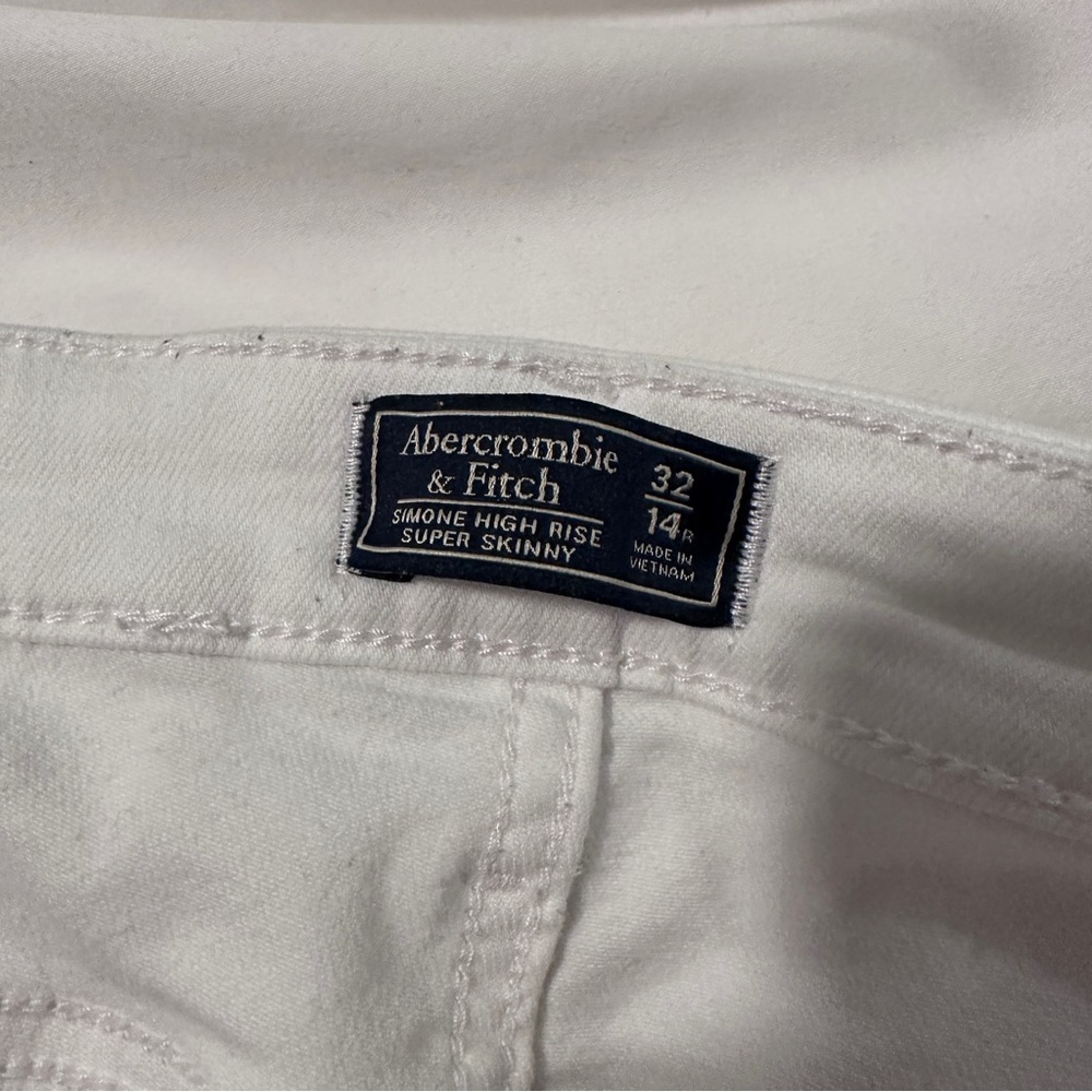 Abercrombie & Fitch - White High Rise Skinny Jean - 14
